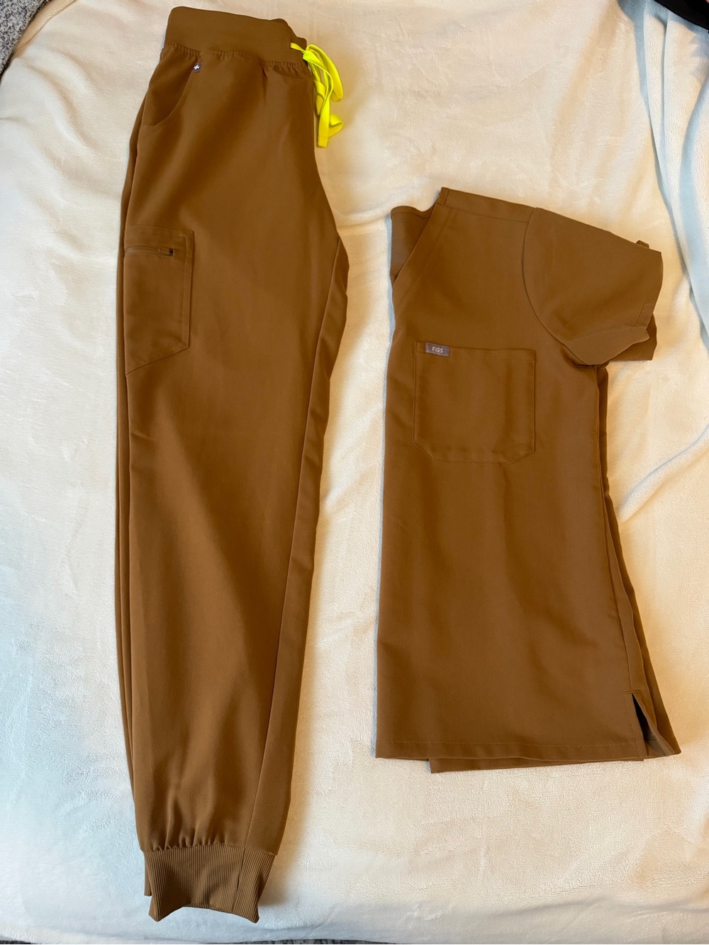Figs Women’s Catarina One Pocket Scrub Top w/ Zamora Jogger (Set)